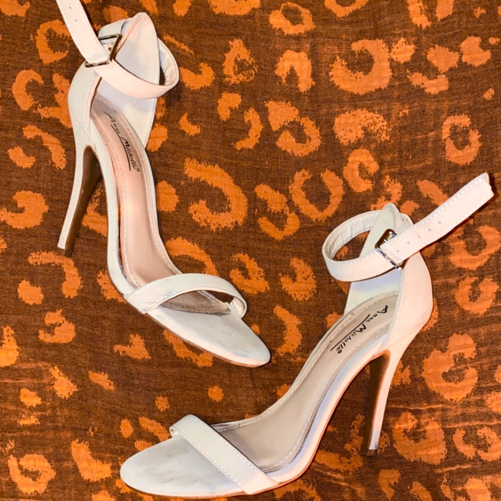 Anne Michelle nude stilettos